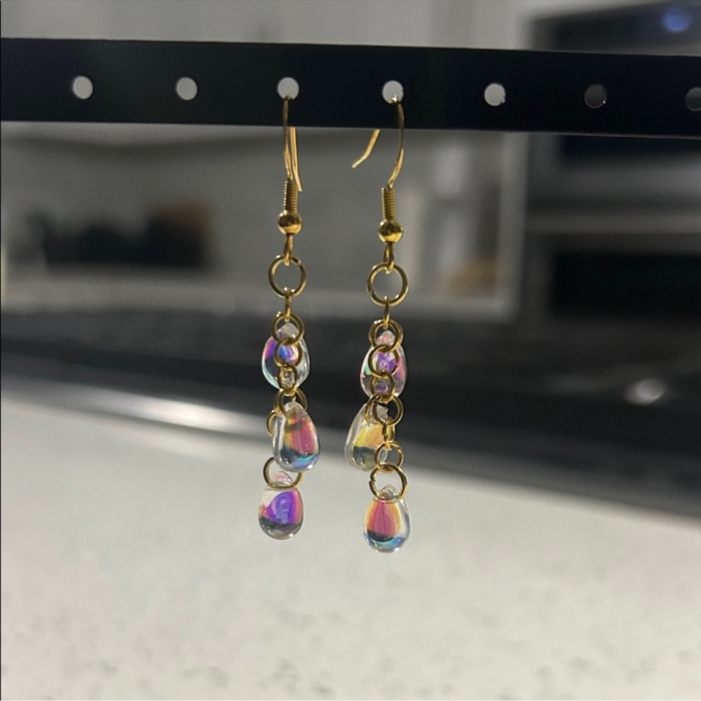 Handmade teardrop iridescent earrings💙